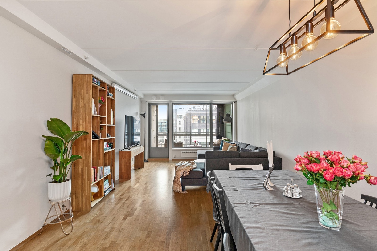 Romslig stue med god plass til spisebord. Galleribilde