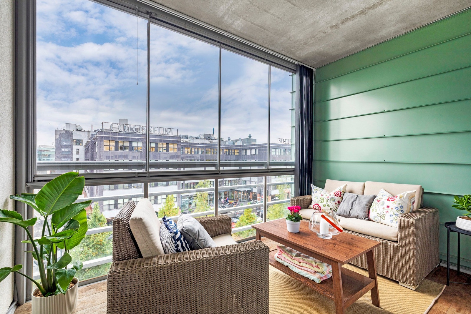 Gjennomgående leilighet i byggets 5.etasje. Det medfølger en parkeringsplass i felles garasjeanlegg. Galleribilde