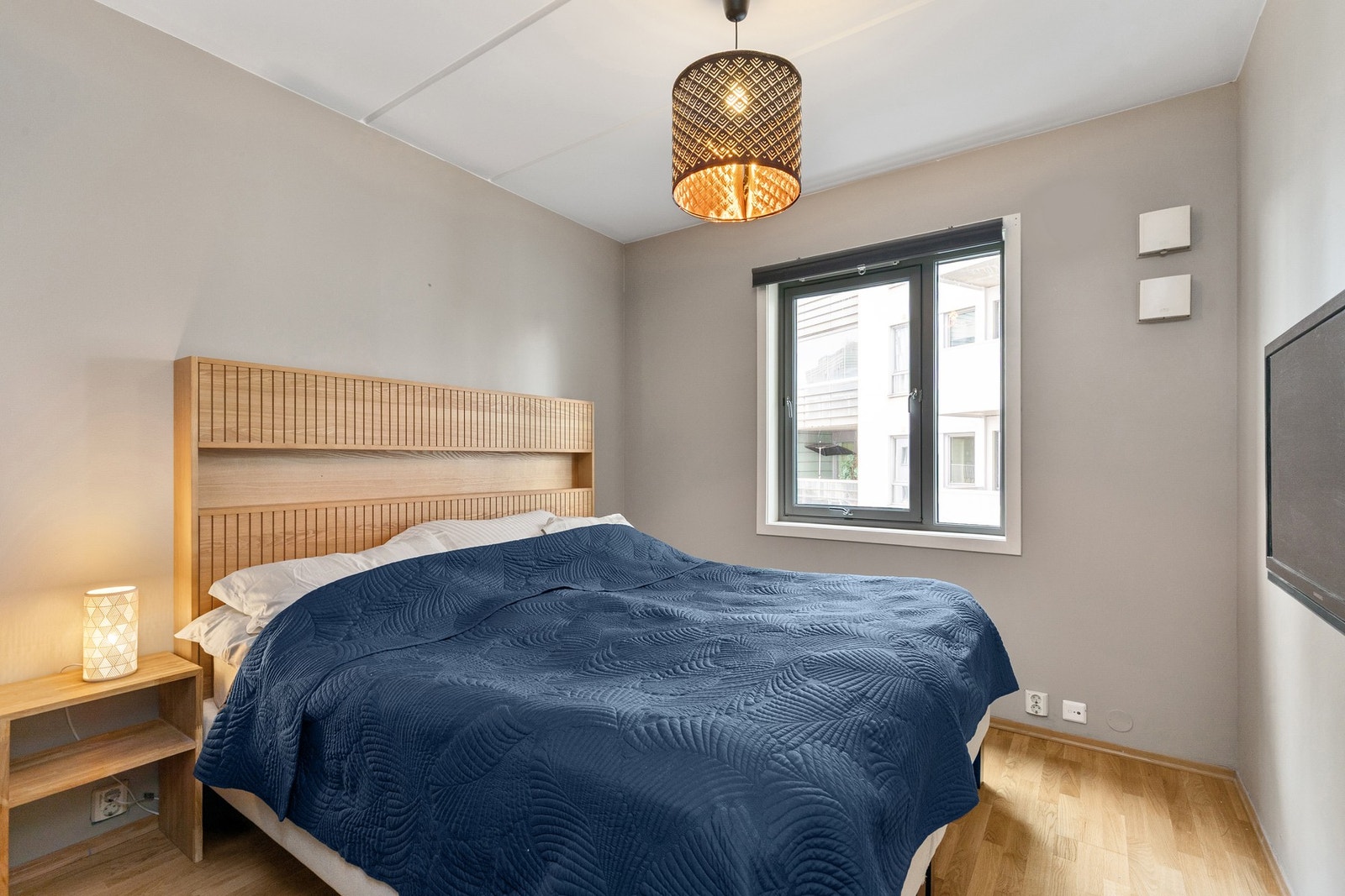 Romslig hovedsoverom med plass til dobbeltseng og garderobeskap. Galleribilde