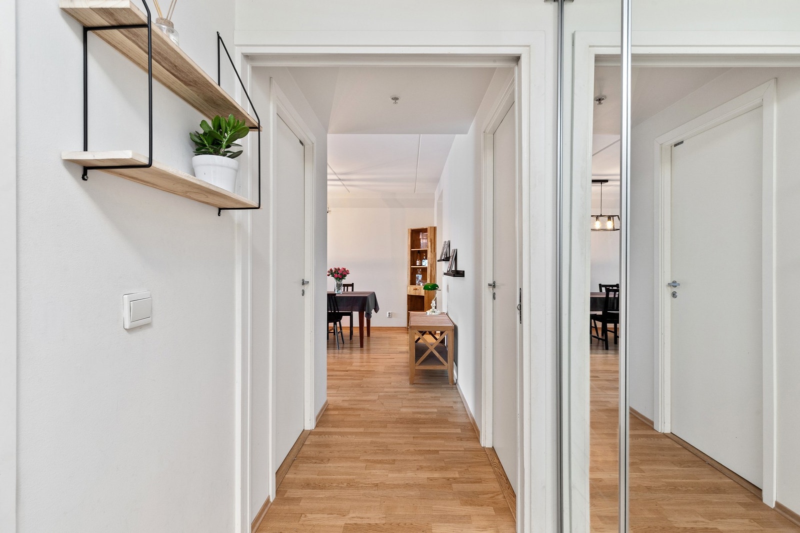 Entré/gang med skyvedørsgarderobe. Galleribilde