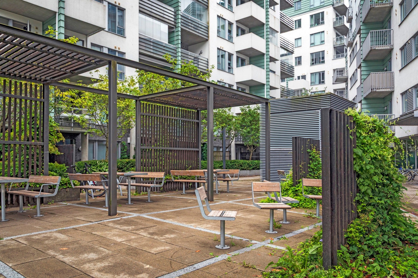 Fellesarealene er opparbeidet med sittegrupper, lekeplass og grøntområder. Galleribilde