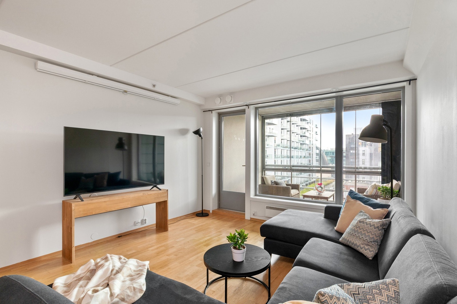 Fra stuen er det utgang til en innglasset balkong. Galleribilde