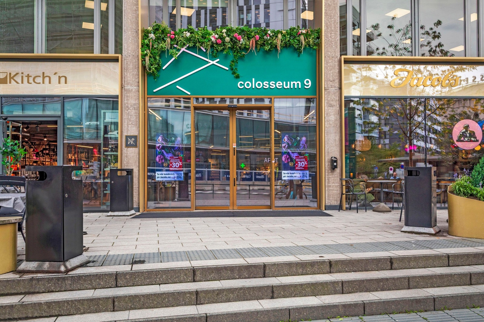 En rekke servicetilbud på tvers over veien. Galleribilde