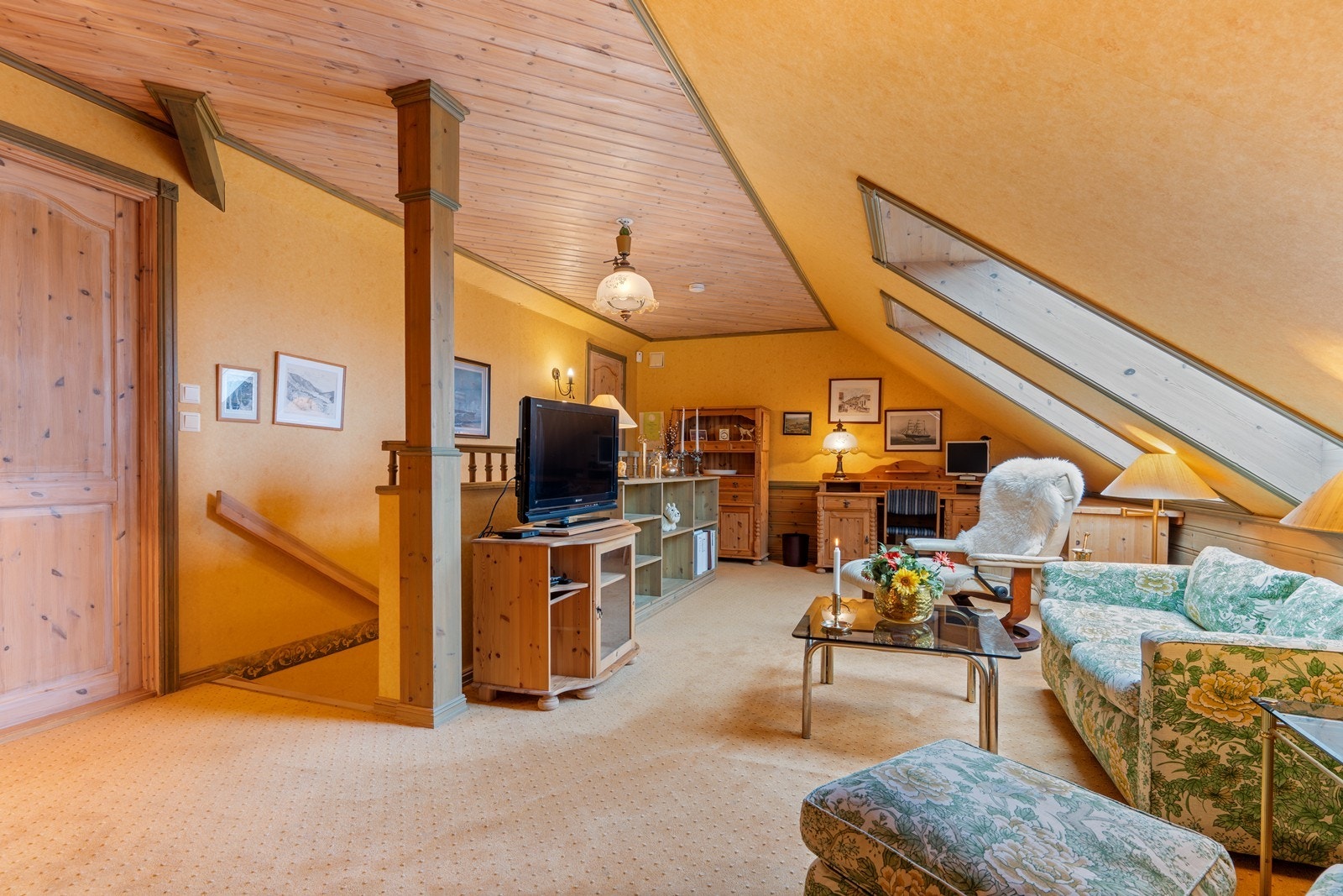 Romslig loftstue som gir rikelig med naturlig lys Galleribilde