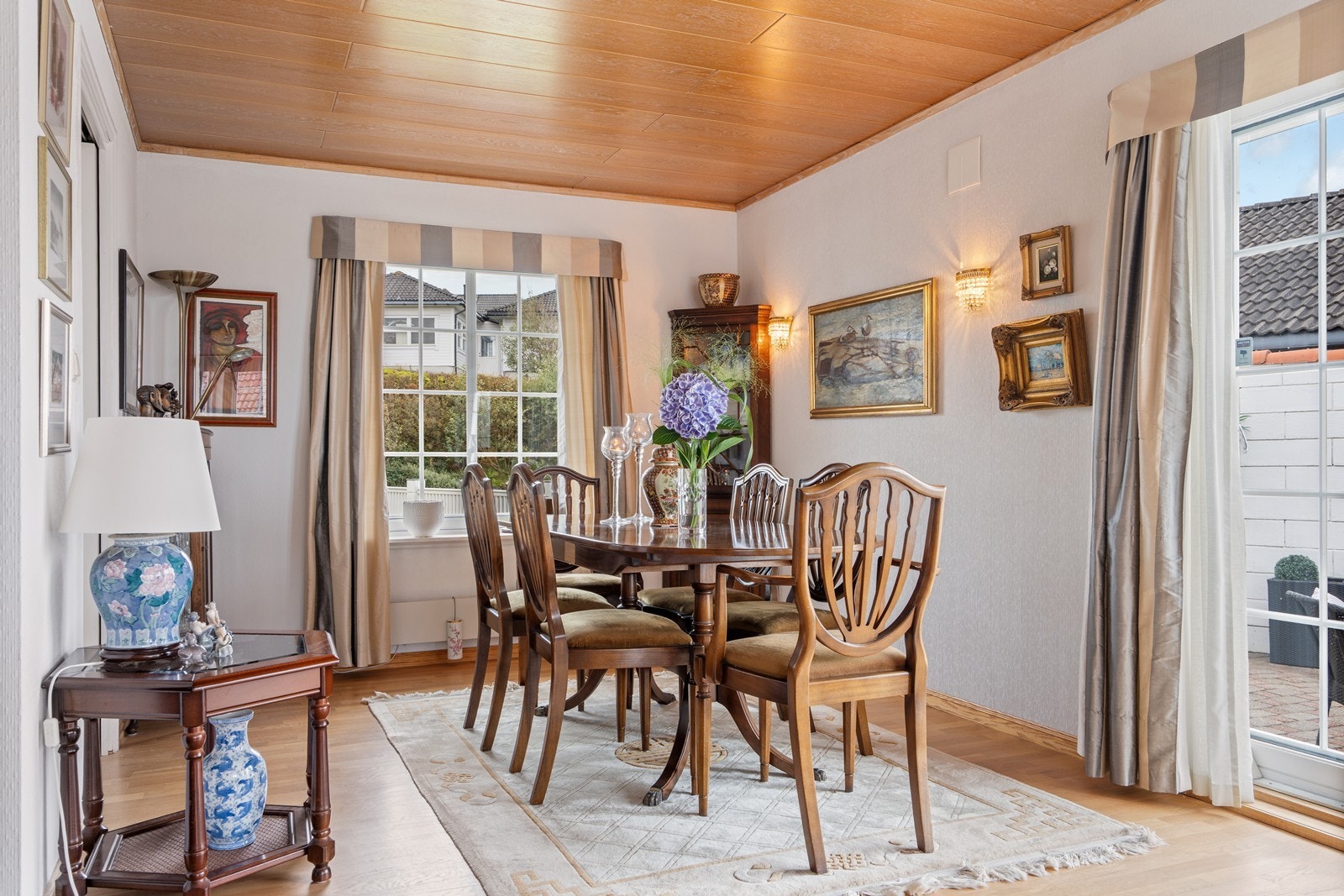 Rommet har god plass til sofa, spisegruppe og annet møblement. Galleribilde