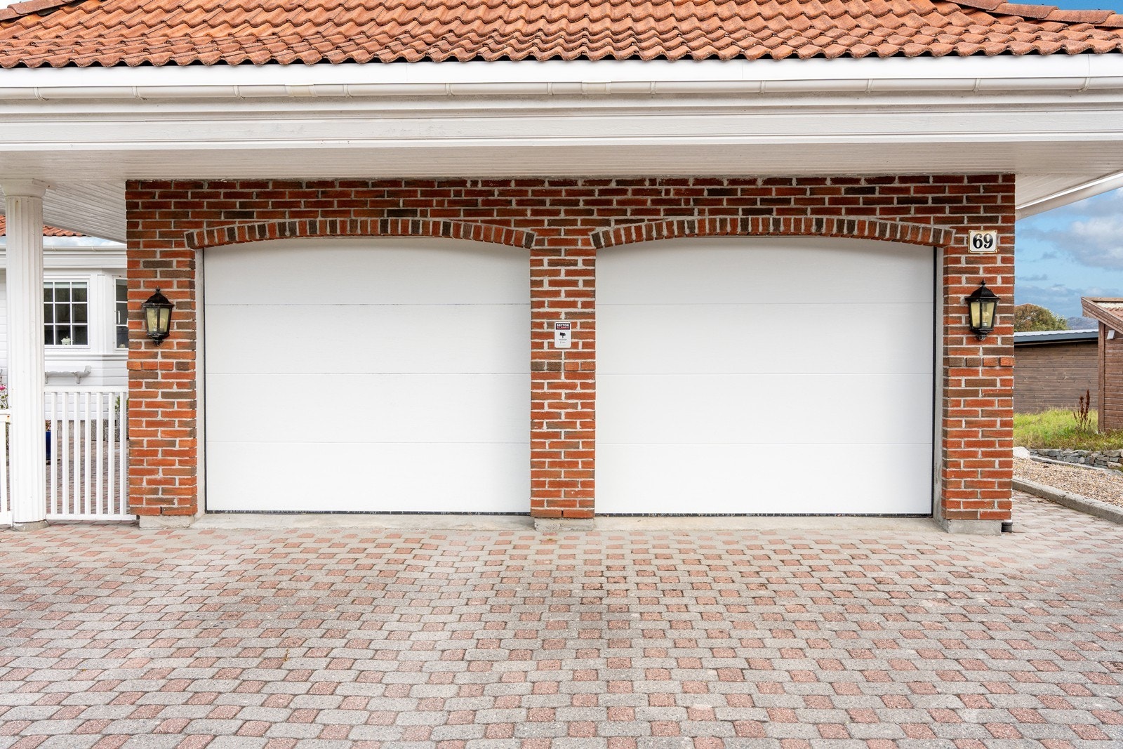 Dobbelgarasje med elektrisk port. Galleribilde