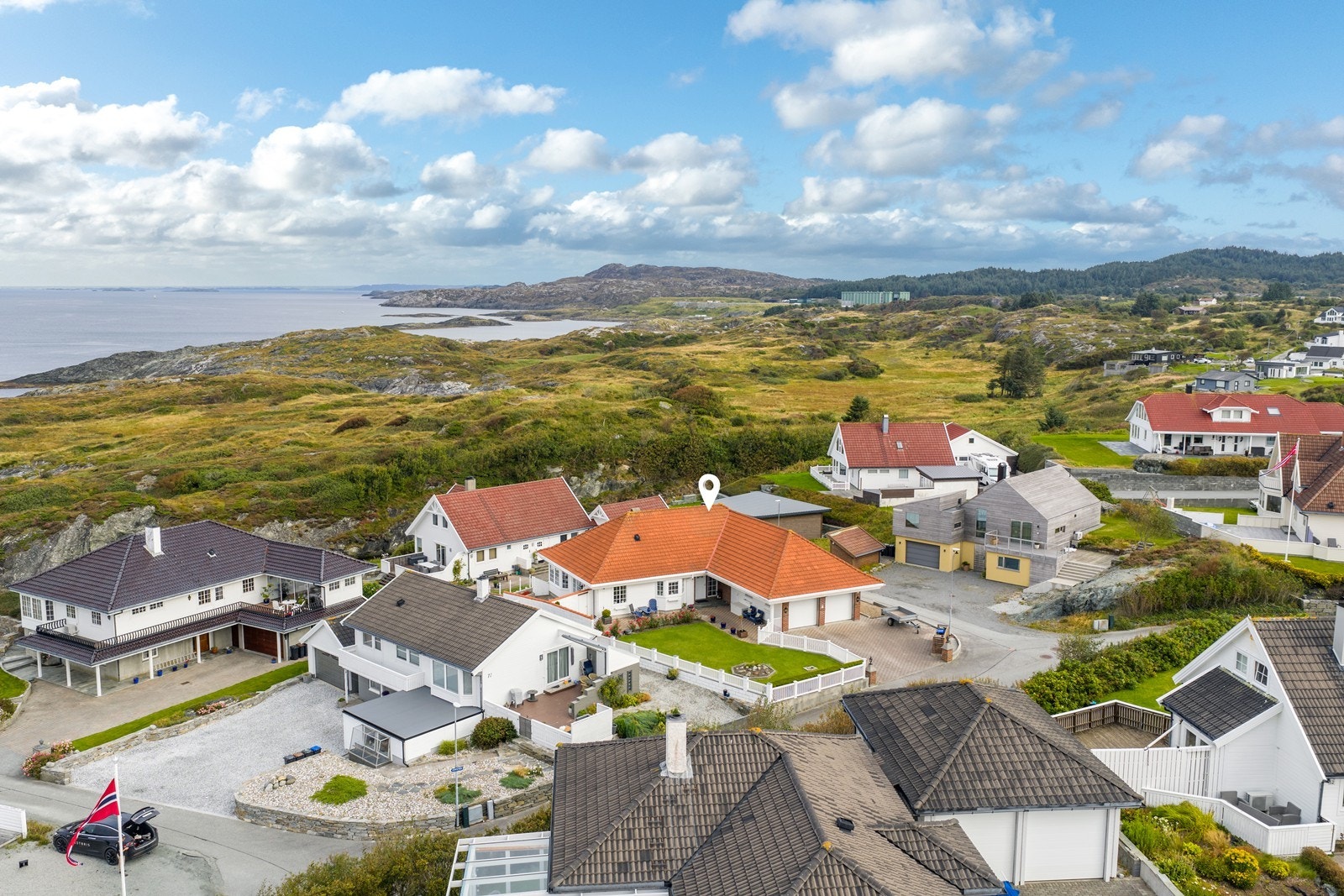 Velkommen til Skjelavikvegen 69 - En flott og meget innholdsrik enebolig med attraktiv beliggenhet, i et barnevennlig boligområde i Kvalsvik/Vestre! Galleribilde