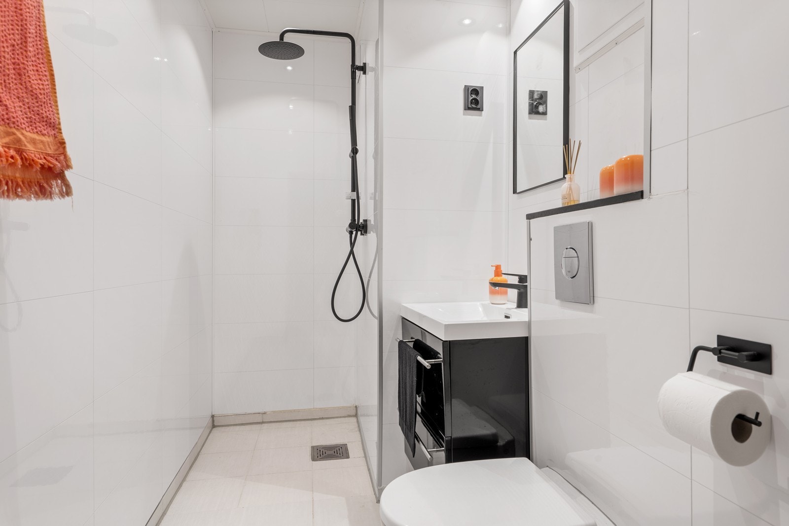 Pent bad med flislagt gulv Galleribilde