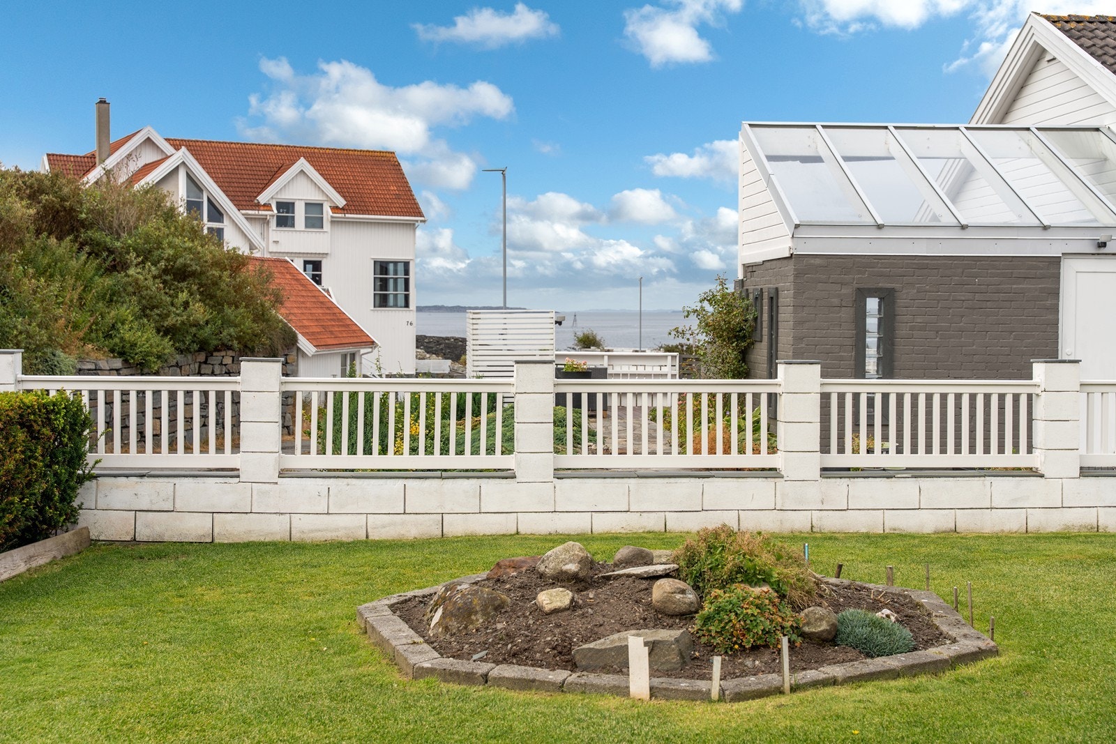 Sjøutsikt fra egen hage Galleribilde