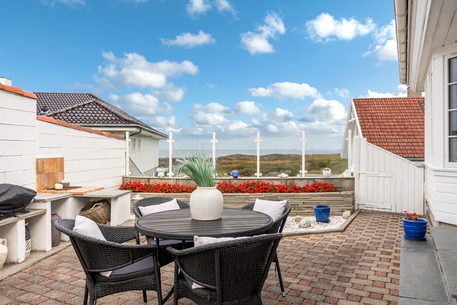 Eiendommen kan blant annet skilte med flotte uteområder og vakker utsikt mot havet og heiene. Galleribilde