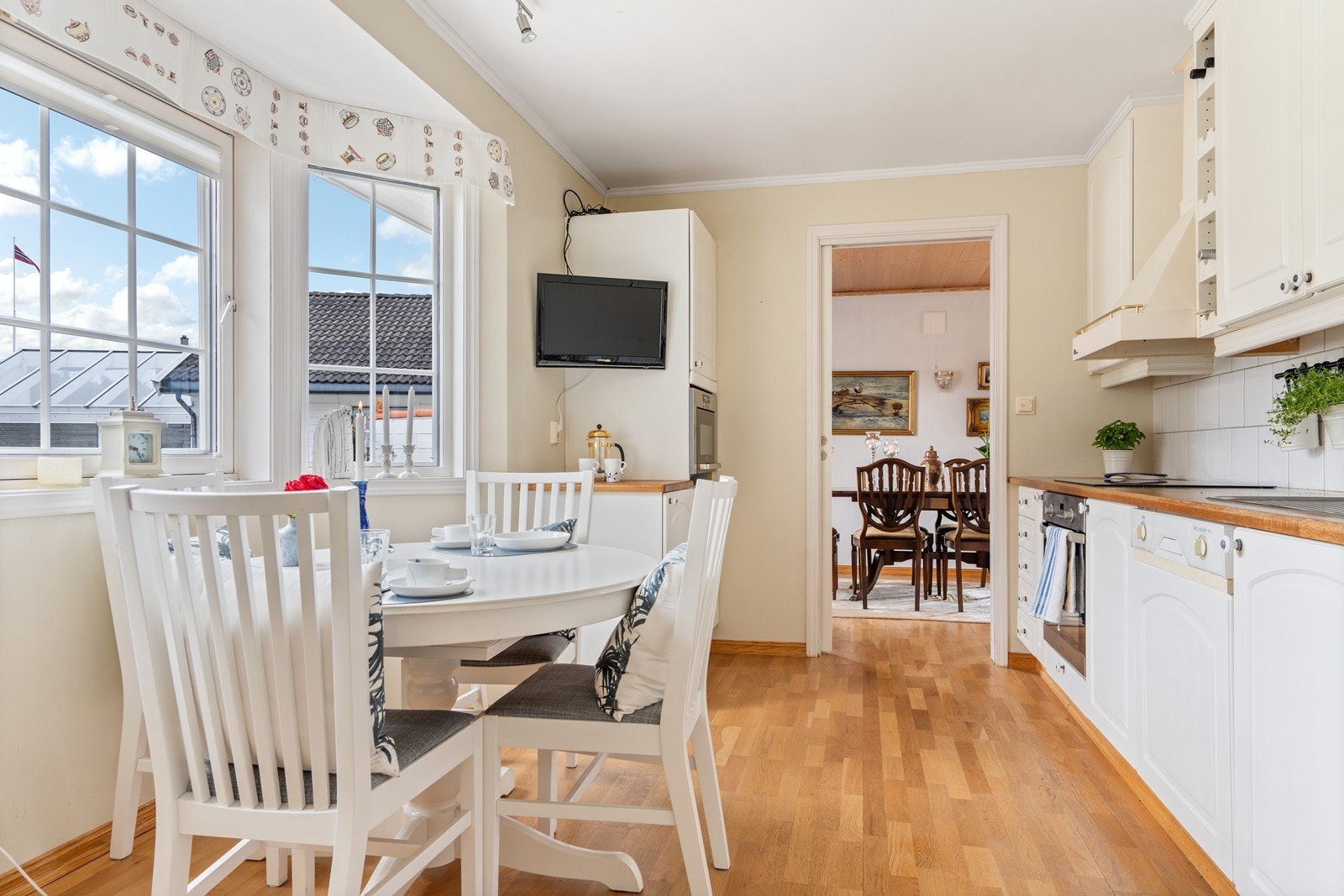 Separat kjøkken med karnapp og plass til frokostgruppe. Galleribilde