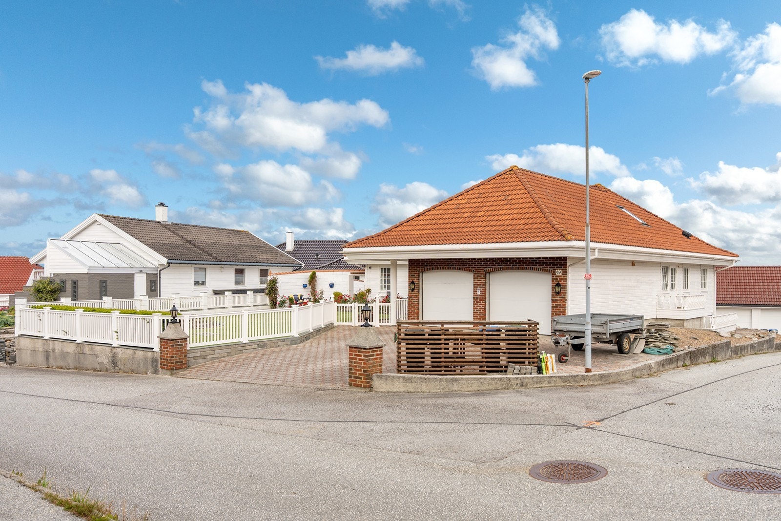 Gode parkeringsmuligheter i dobbel garasje og i eget gårdsrom Galleribilde