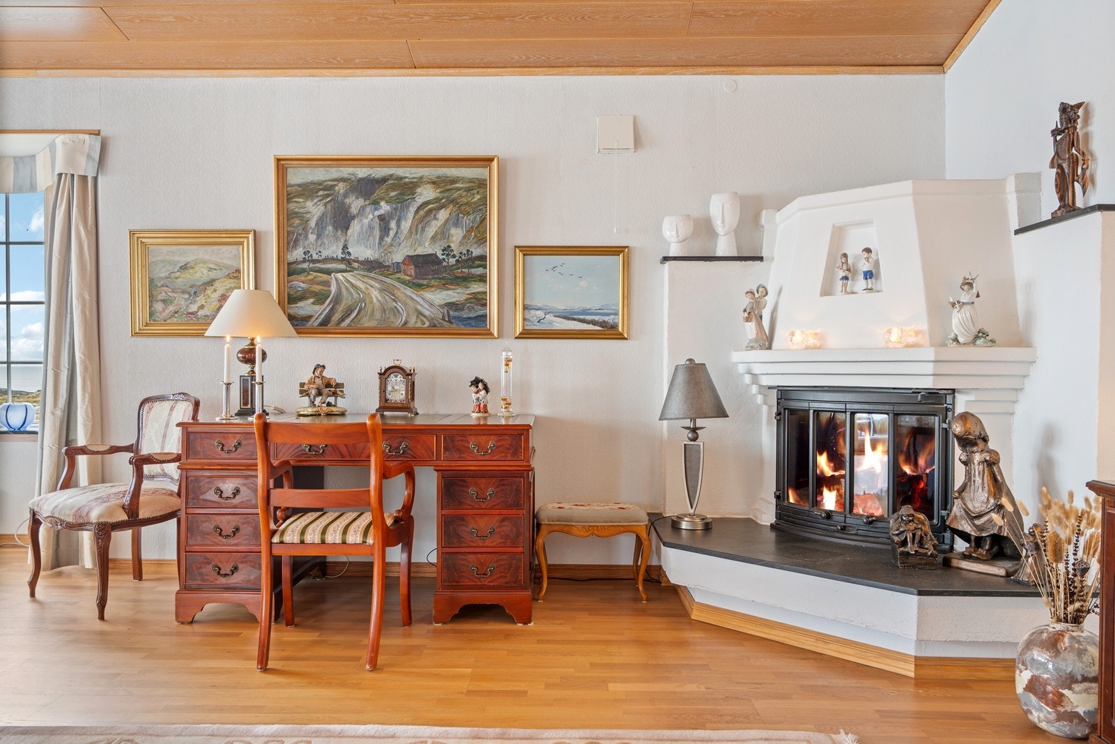 Det er montert peis med innsats for hygge og varme på kalde dager. Galleribilde