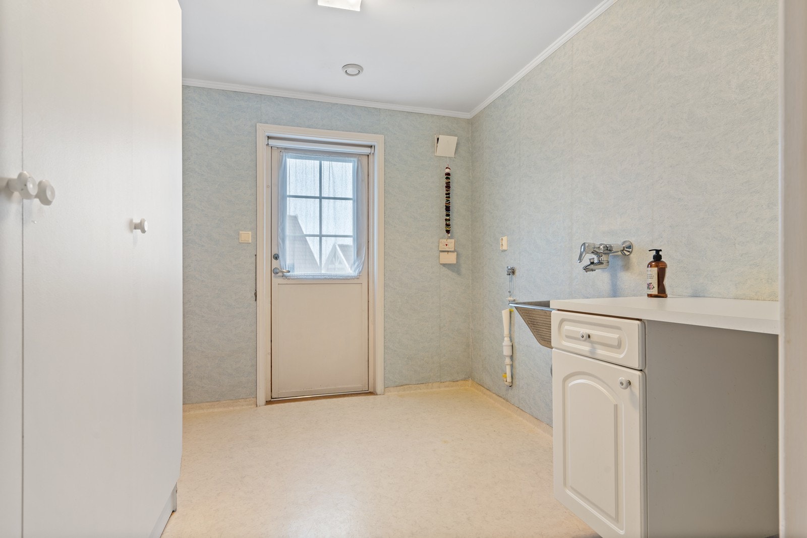 Praktisk og romslig vaskerom med egen biinngang Galleribilde