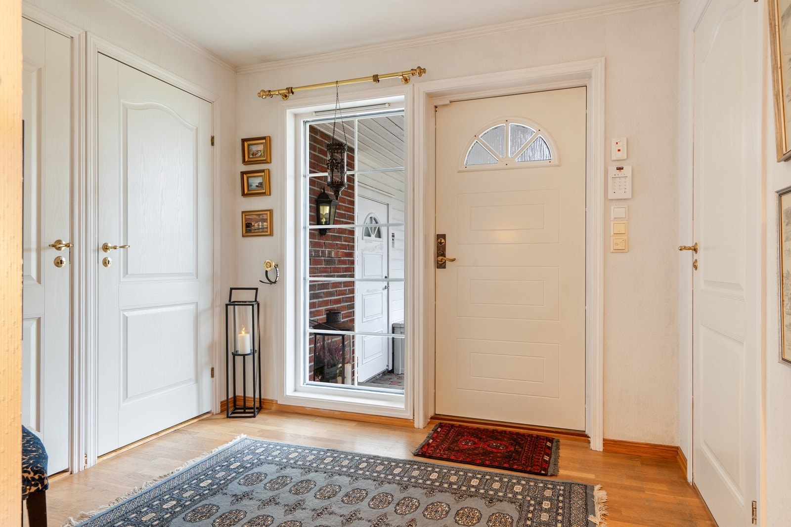 Den store hallen gir et fint førsteinntrykk. Her er god plass til yttertøy og sko i en stor, praktisk garderobeløsning. Galleribilde