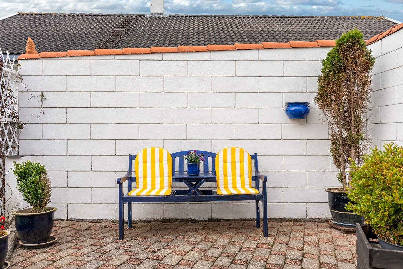 Rikelig med plass til utemøbler, grill og potteplanter. Galleribilde