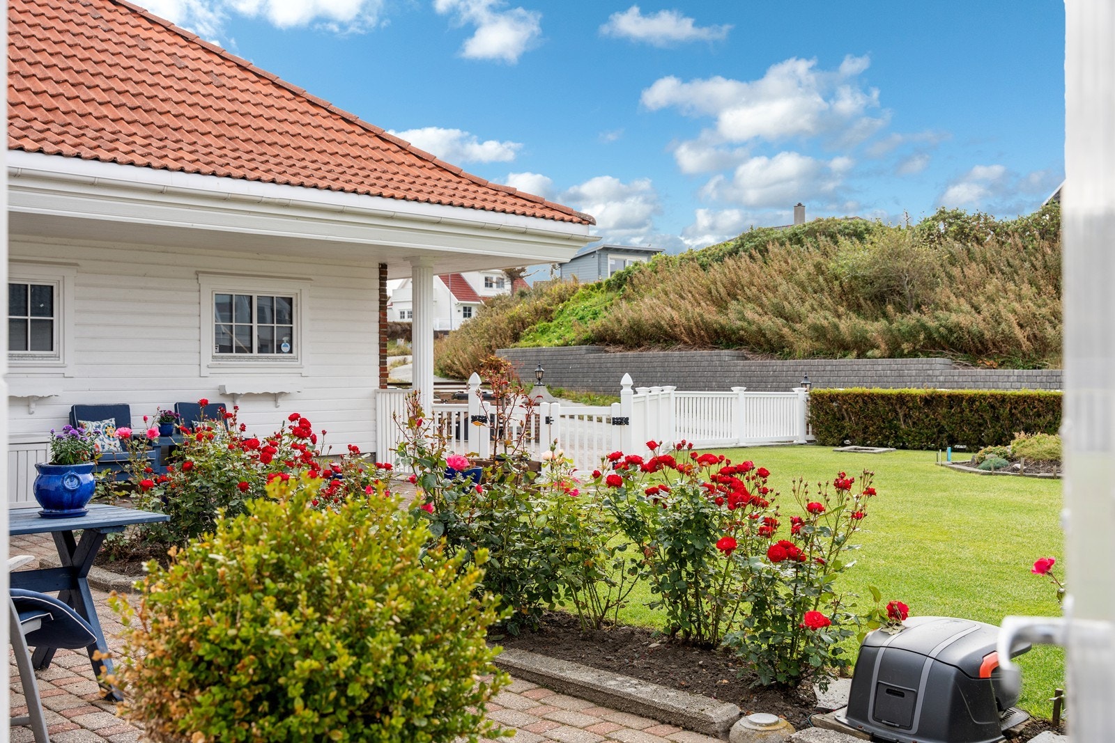 Flott opparbeidet og inngjerdet hage med plen og beplantning. Galleribilde