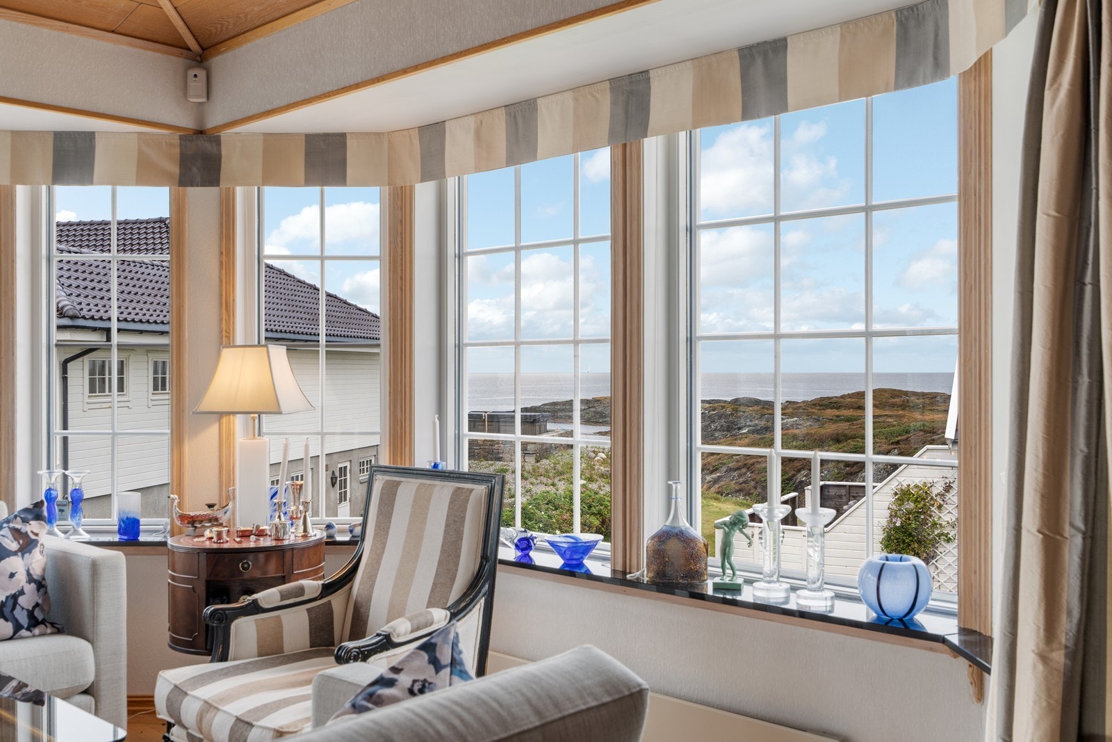Generøse vindusflater og karnapp gir godt med naturlig lys og lar den nydelige havutsikten komme til sin rett. Galleribilde