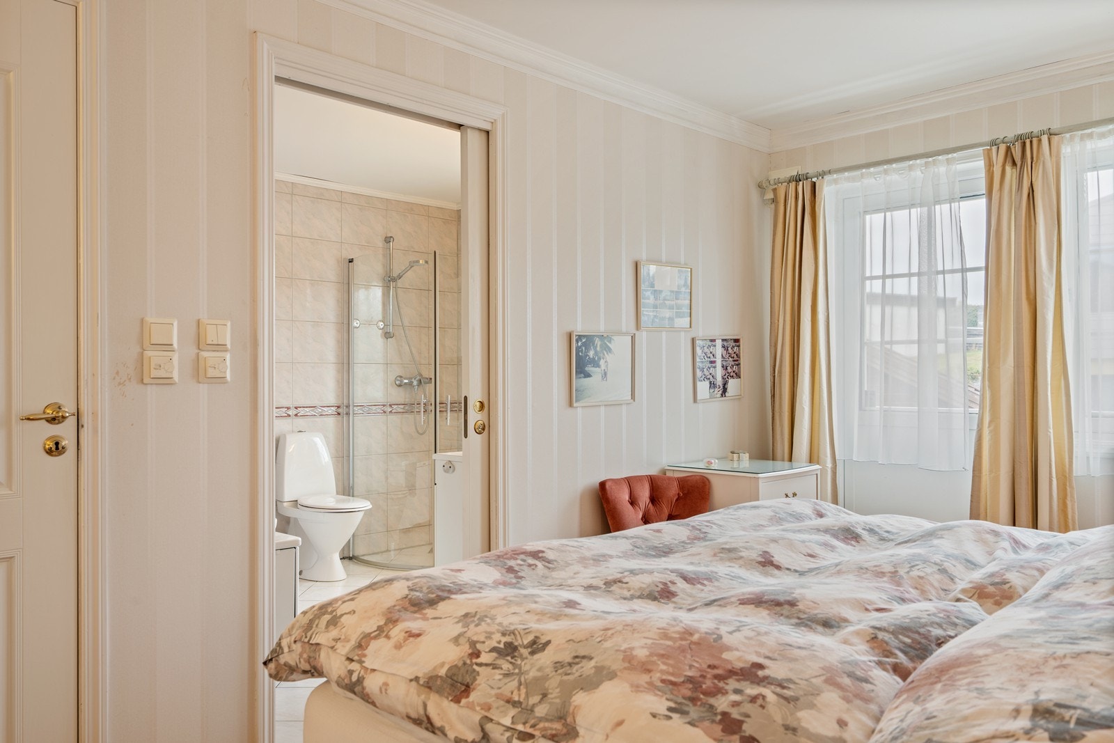 Inngang til eget flislagt bad Galleribilde