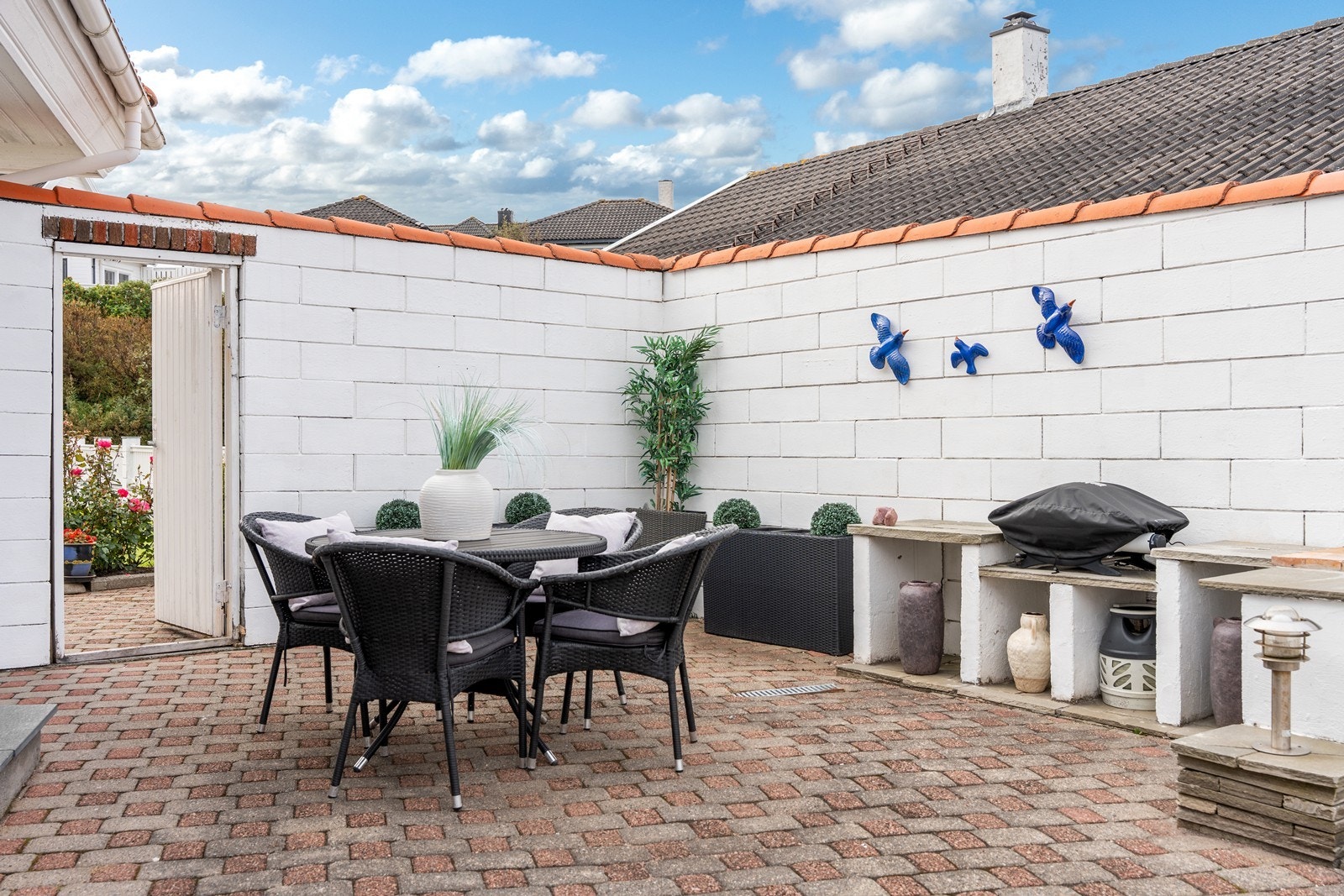 Fra stuen er det utgang til skjermet uteområde med levegger. Galleribilde