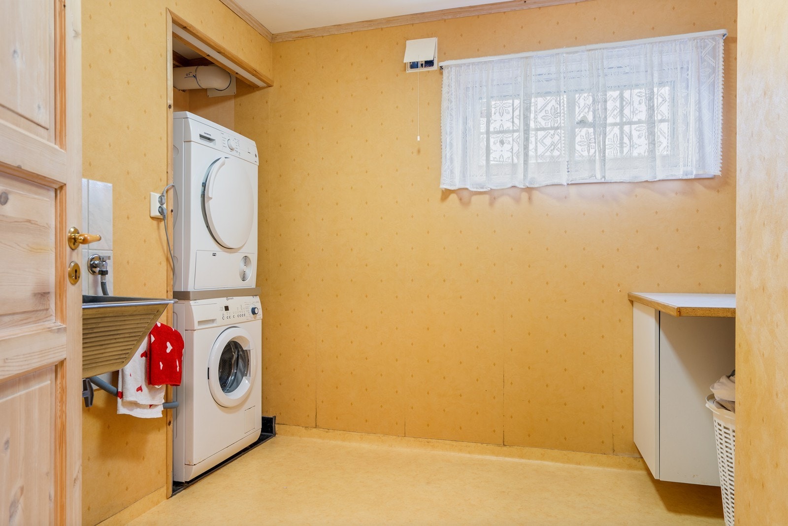 Romslig vaskerom i underetasjen Galleribilde