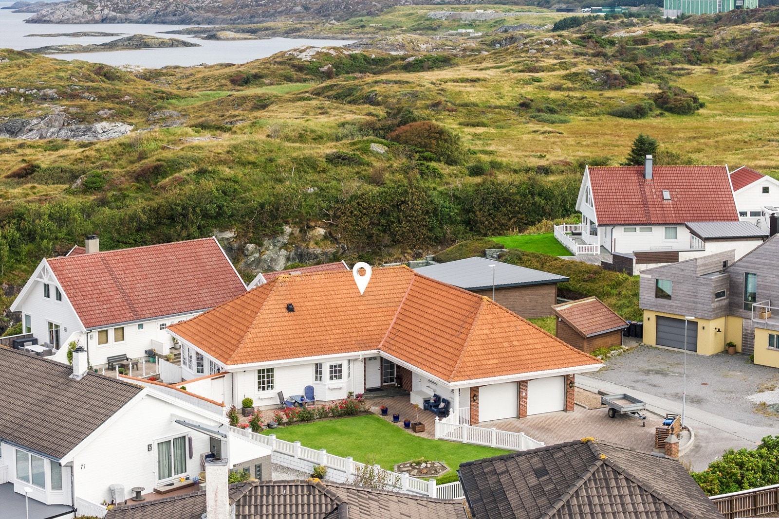 Eneboligen har en praktisk og familievennlig planløsning over hele tre etasjer. Galleribilde