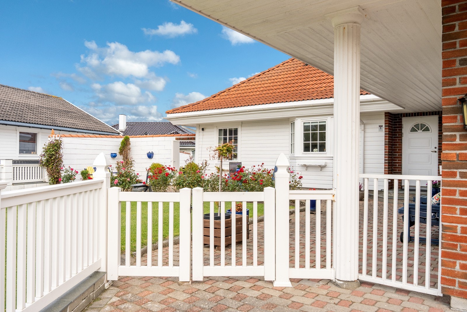 Sjarmerende adkomst via overbygget inngangsparti. I tilknytning til inngangspartiet er det nydelig hage og flotte uteplasser. Galleribilde