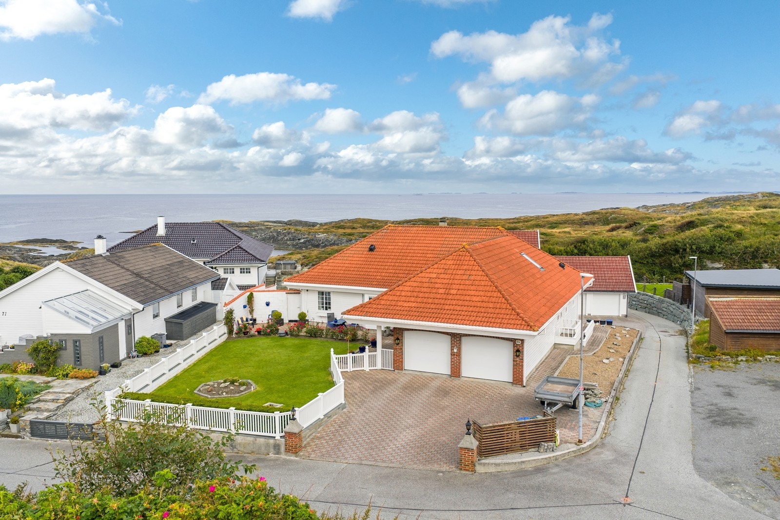 Rikelig med parkeringsmuligheter i dobbelgarasje og romslig gårdsplass. Galleribilde