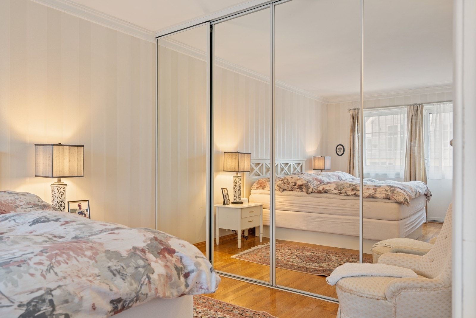 Hovedsoverommet har garderobeskap og god plass til dobbeltseng. Adkomst til eget bad og balkong. Galleribilde