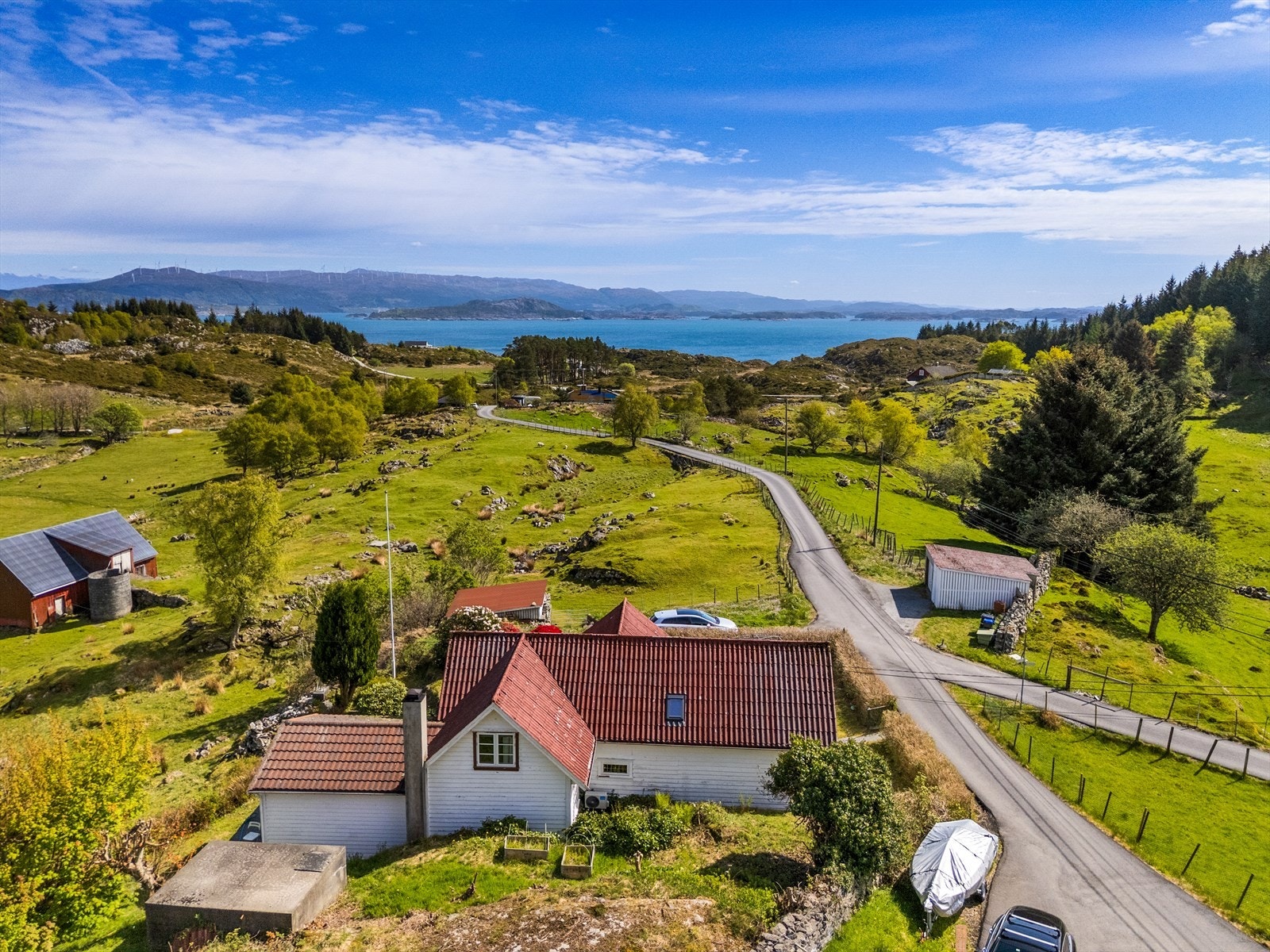 Landbrukseiendommen består av våningshus, garasje, vedhus, halvpart av naust og løe + fôrsilo. Galleribilde