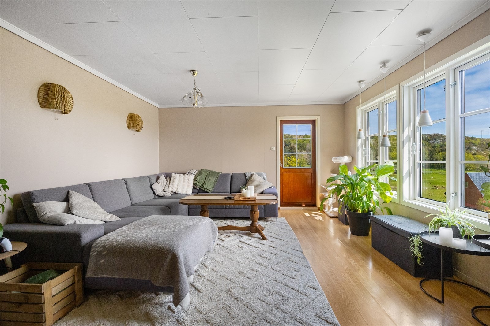Stuen er lys med store vindusflater og nydelig utsikt. Galleribilde