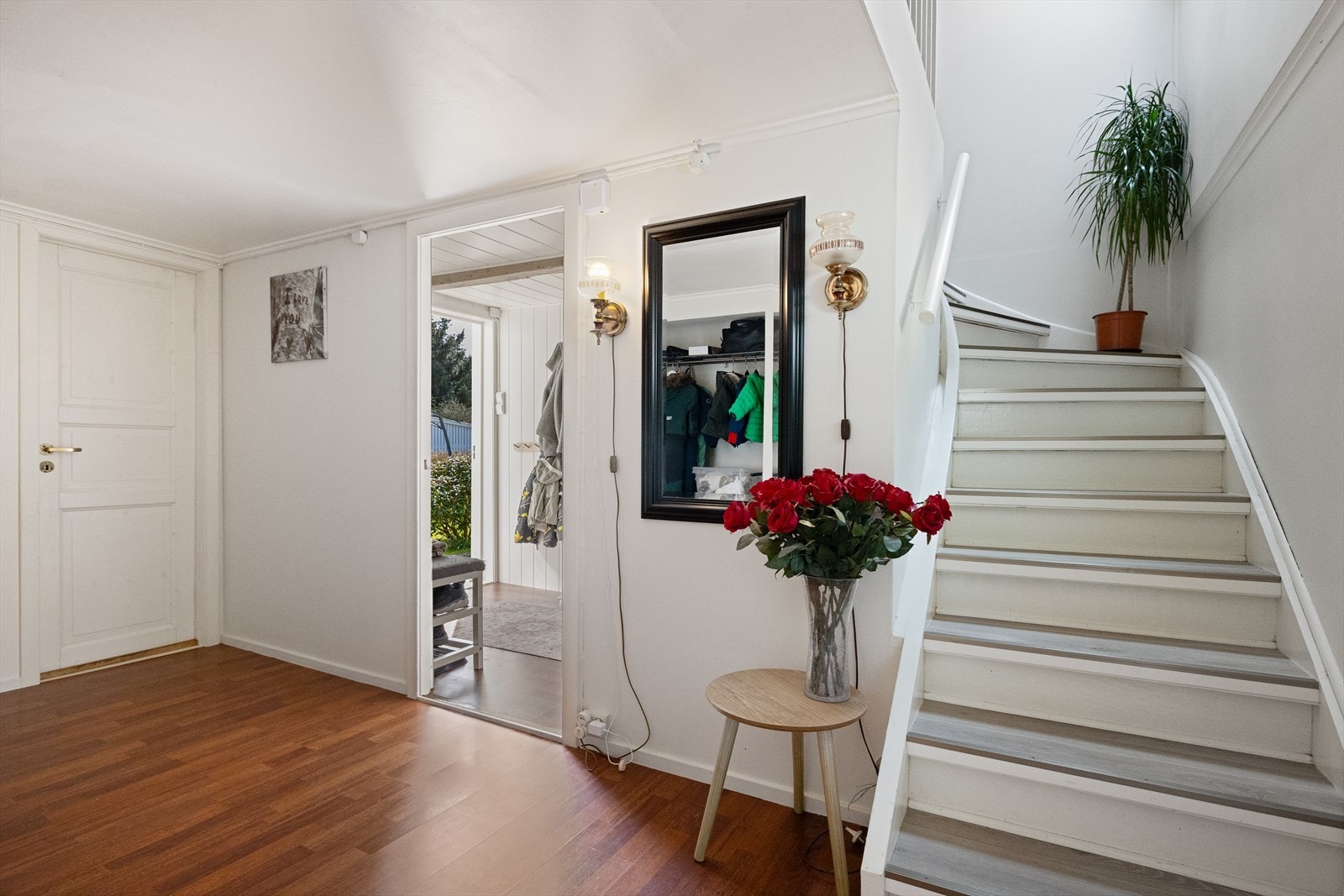 Velkommen inn i et romslig vindfang og videre inn i gangen. Galleribilde