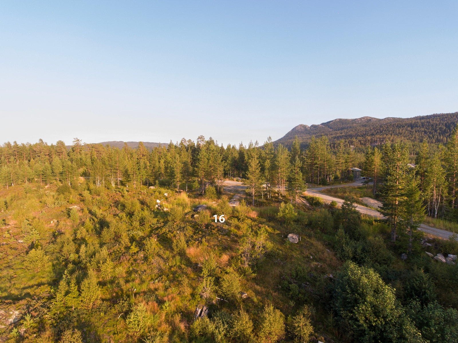 Her ser vi mot tomt 16 med bebygde tomt 20 på motsatt side av vei Galleribilde