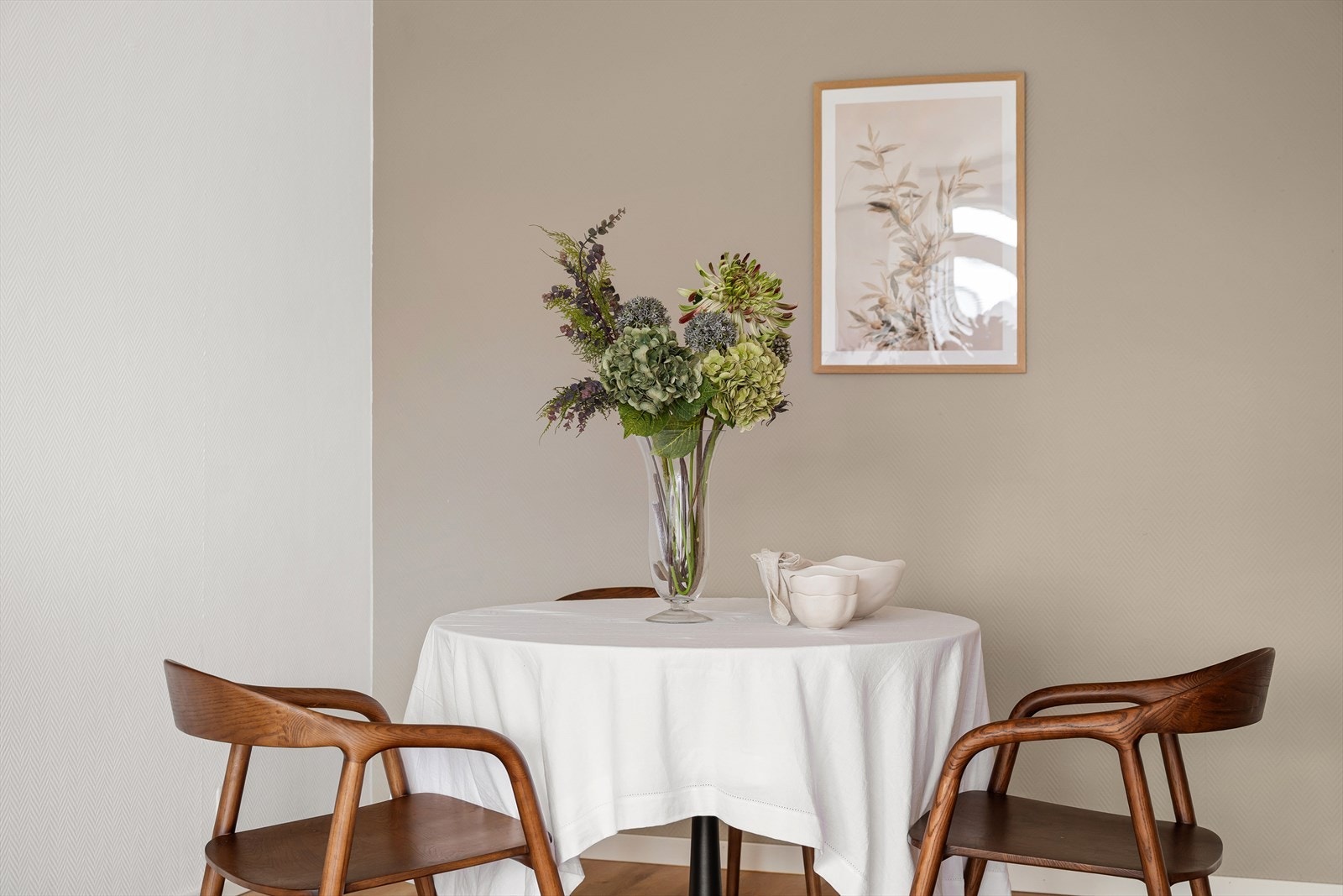 Det er god plass til både sofagruppe og spisebord i stuen. Galleribilde