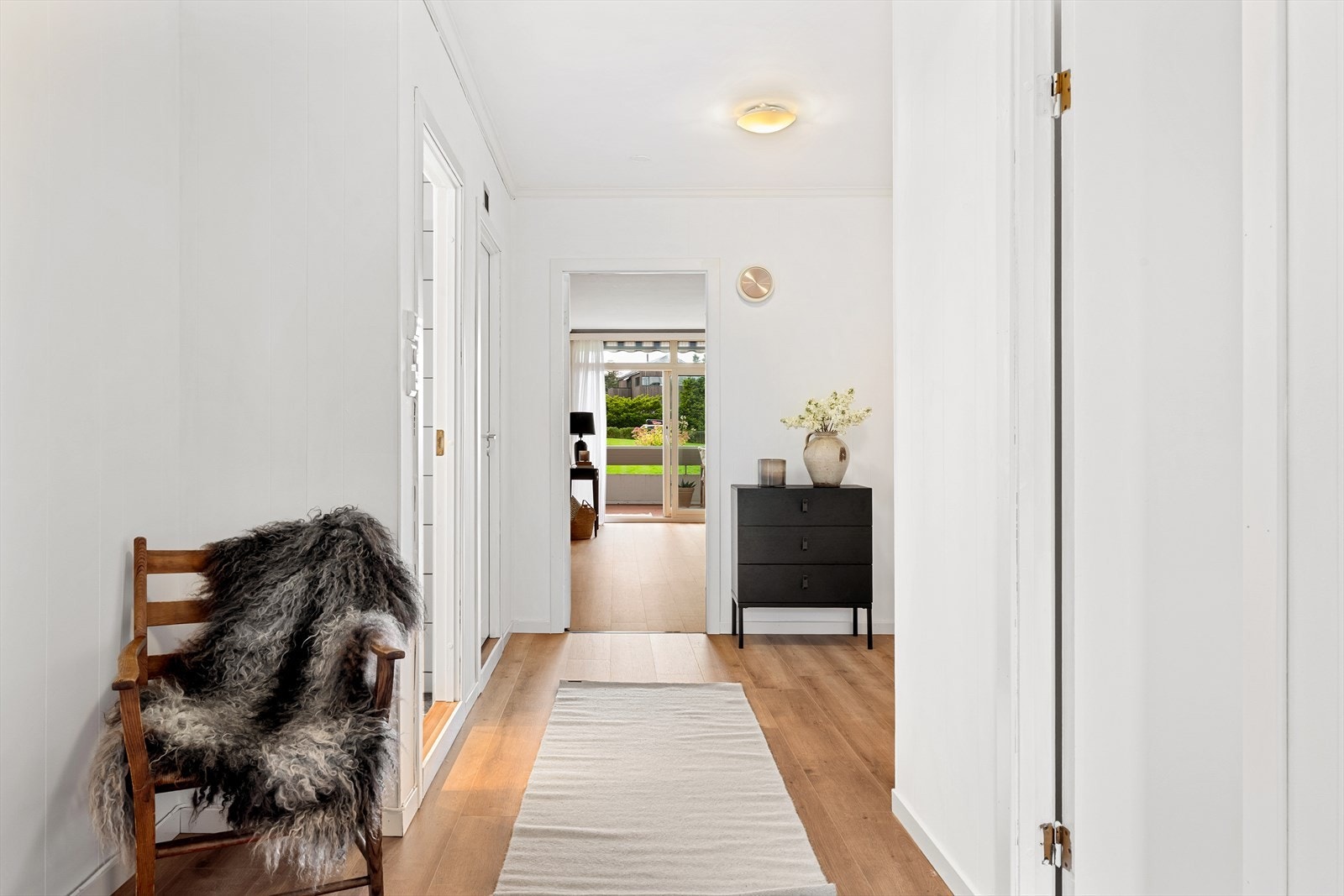 Lys entrè med plass til garderobeskap. Galleribilde