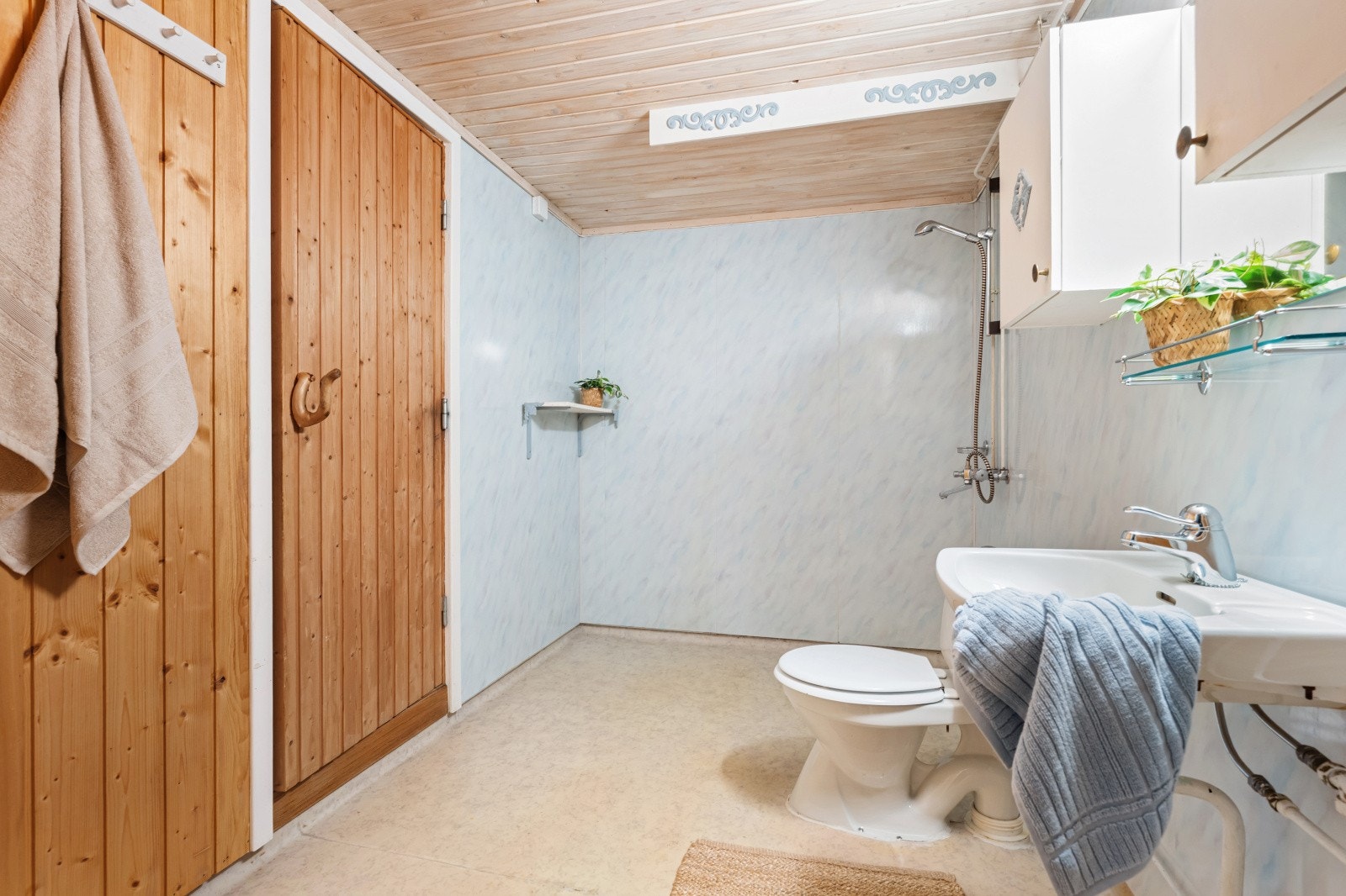 Badet i underetasjen har også varmekabler. Badstue inn til venstre Galleribilde