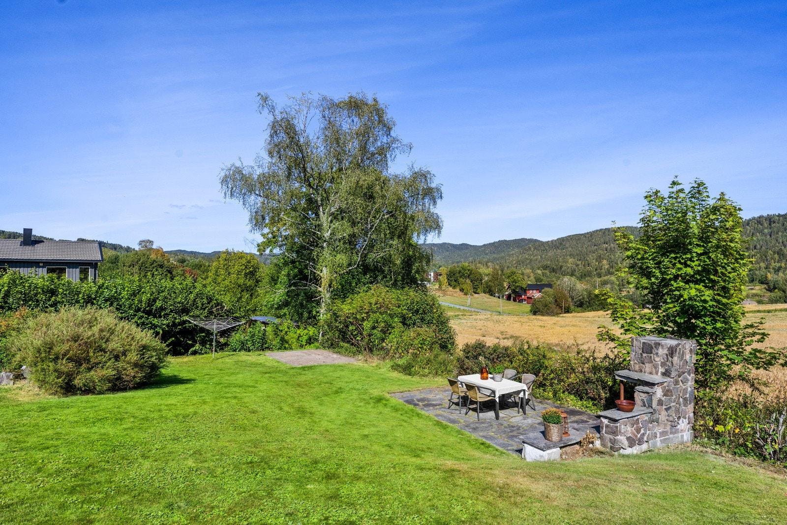 Boligen har en stor og flott hage, her kan ungene leke fritt. Galleribilde
