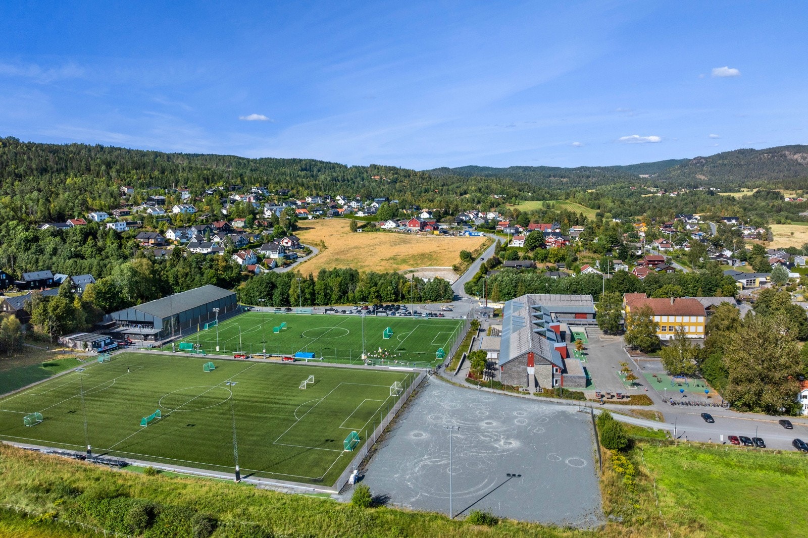 Nærhet til Lommedalen skole, som tilbyr flotte aktivitets områder for de små. Galleribilde