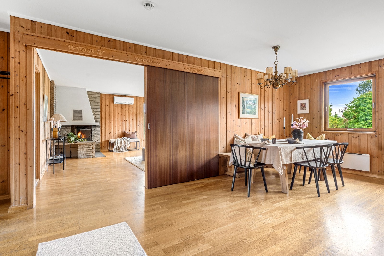 Fra stuen er det skyvedør til spisestue med plass til flere sittegrupper. Galleribilde