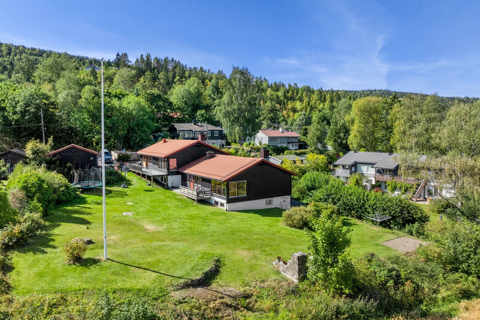 Tomten er felleseie der hver seksjon benytter naturlig tilhørende arealer. Galleribilde