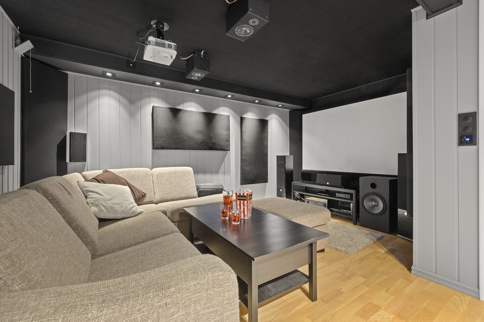 Romslig kjellerstue som passer perfekt som TV-stue eller en egen ungdomssone Galleribilde