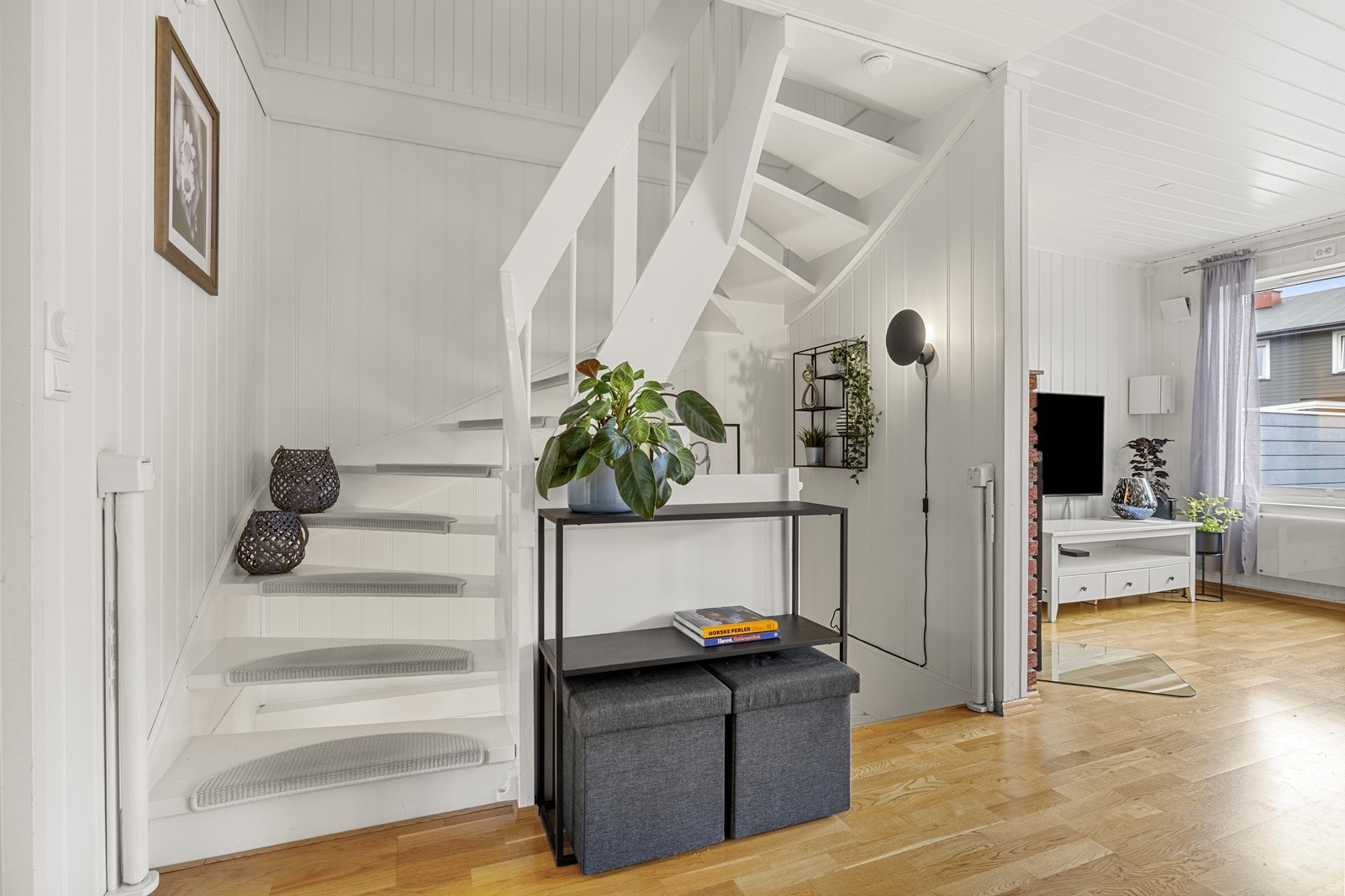 Malt tretrapp som leder fra første etasje opp til soverommene i andre etasje Galleribilde