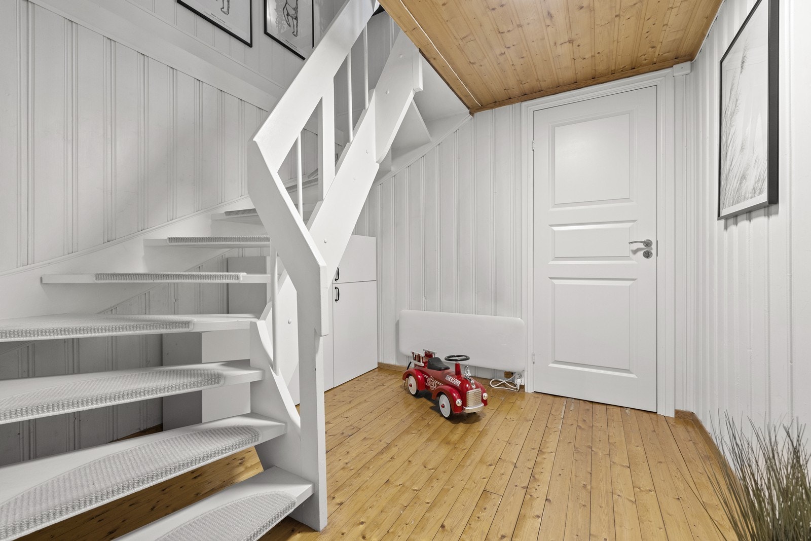 Trapperommet tar deg videre ned til en funksjonell kjelleretasje med stue, vaskerom og gode bodløsninger. Galleribilde