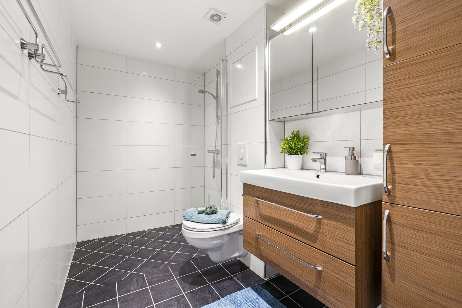 Badet fra 2014 fremstår delikat og helfliset, med varmekabler som sikrer en lun og behagelig atmosfære Galleribilde