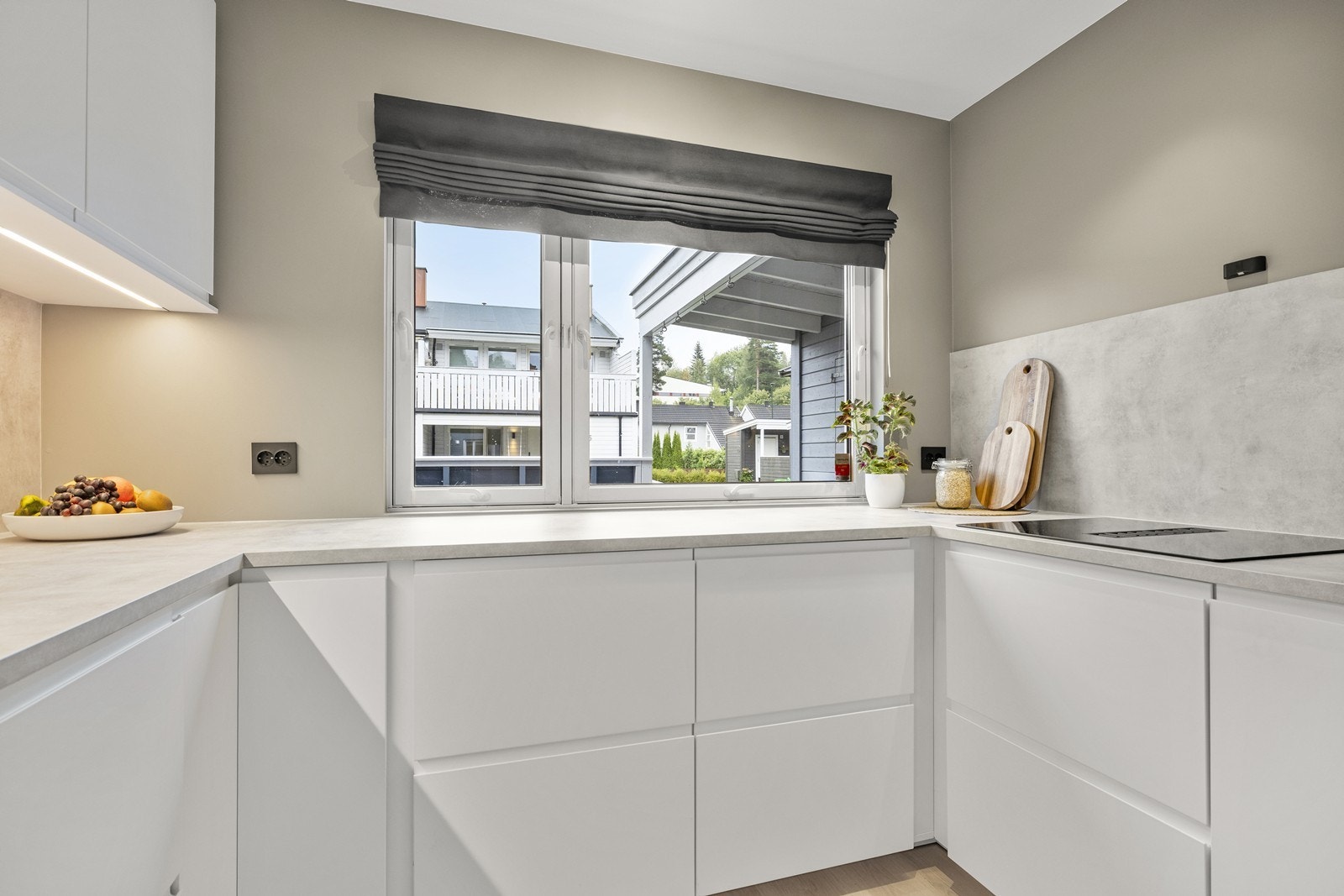 Kjøkkenet ble oppusset i 2024 og er utstyrt med varmefolie i gulvet Galleribilde