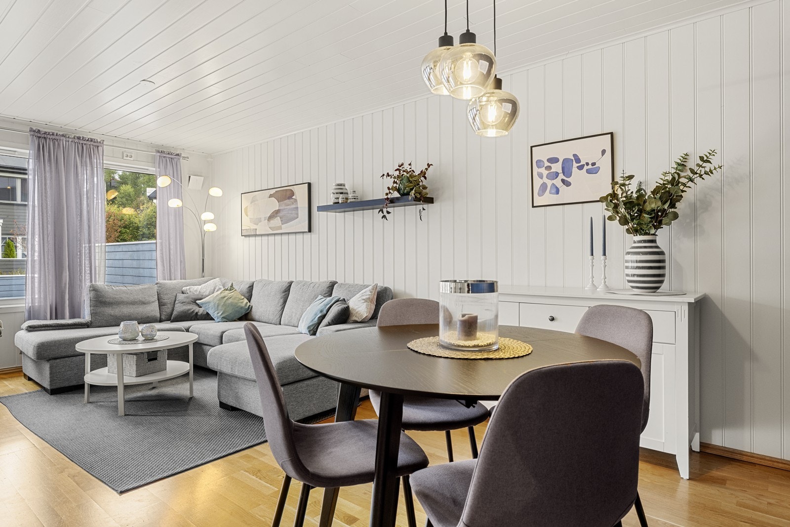 Malte overflater og parkettgulv i stue Galleribilde