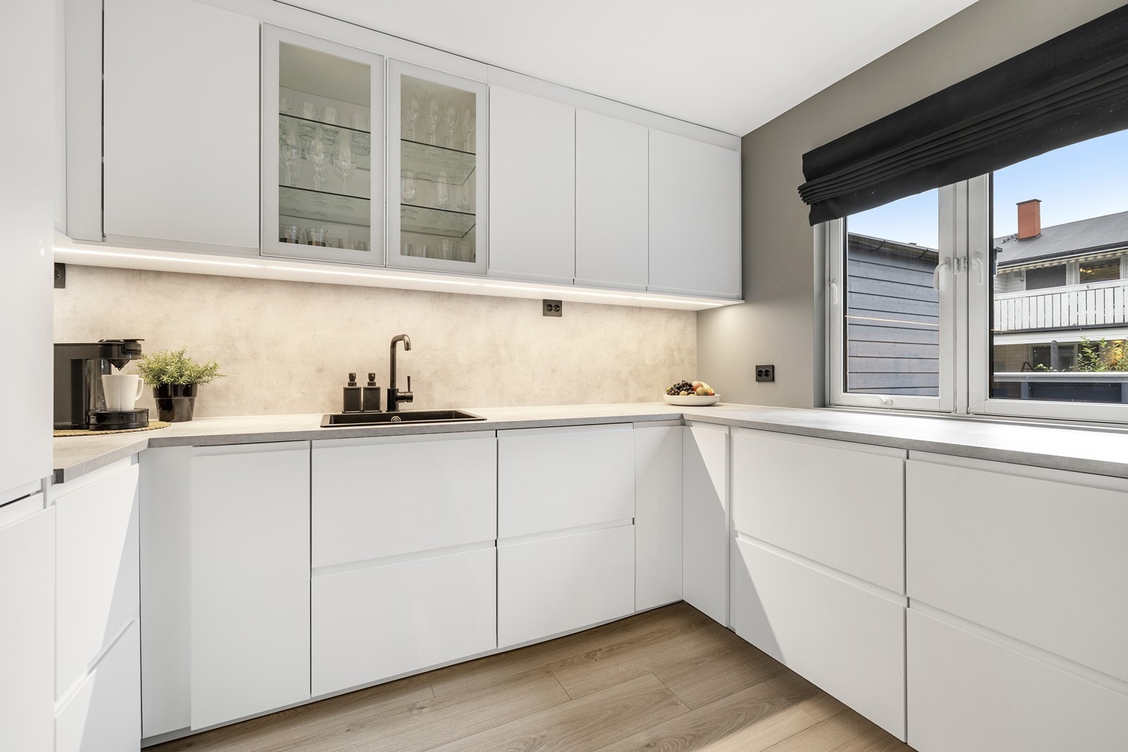 Praktiske oppbevaringsløsninger i skuffer og skap med glatte, tidløse fronter. Galleribilde