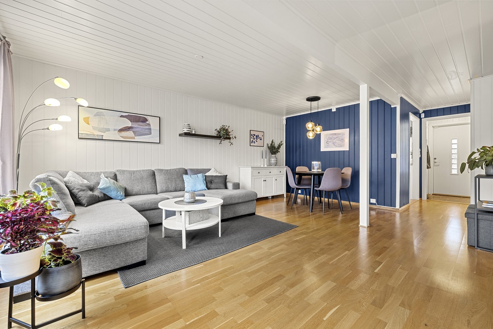 Stuen har flere innredningsmuligheter og her er det stor plass til både sofagruppe, spisebord og øvrig møblement. Galleribilde