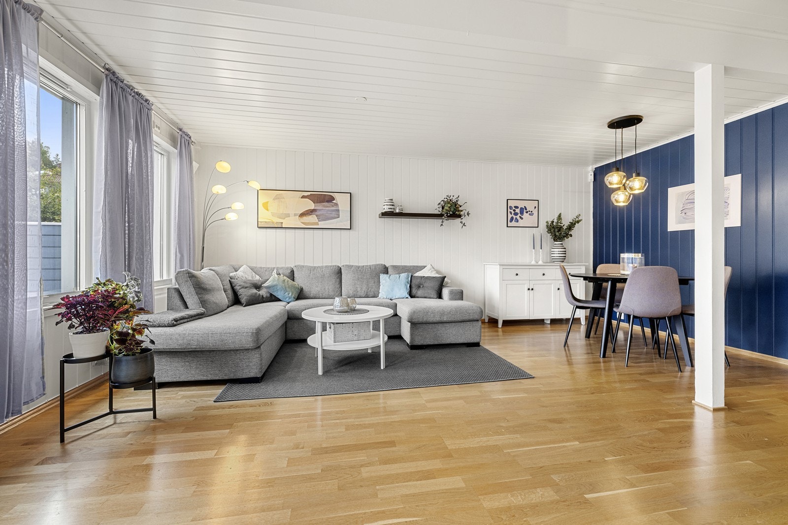 En åpen og sosial planløsning som binder stue og spiseplass sammen. Galleribilde