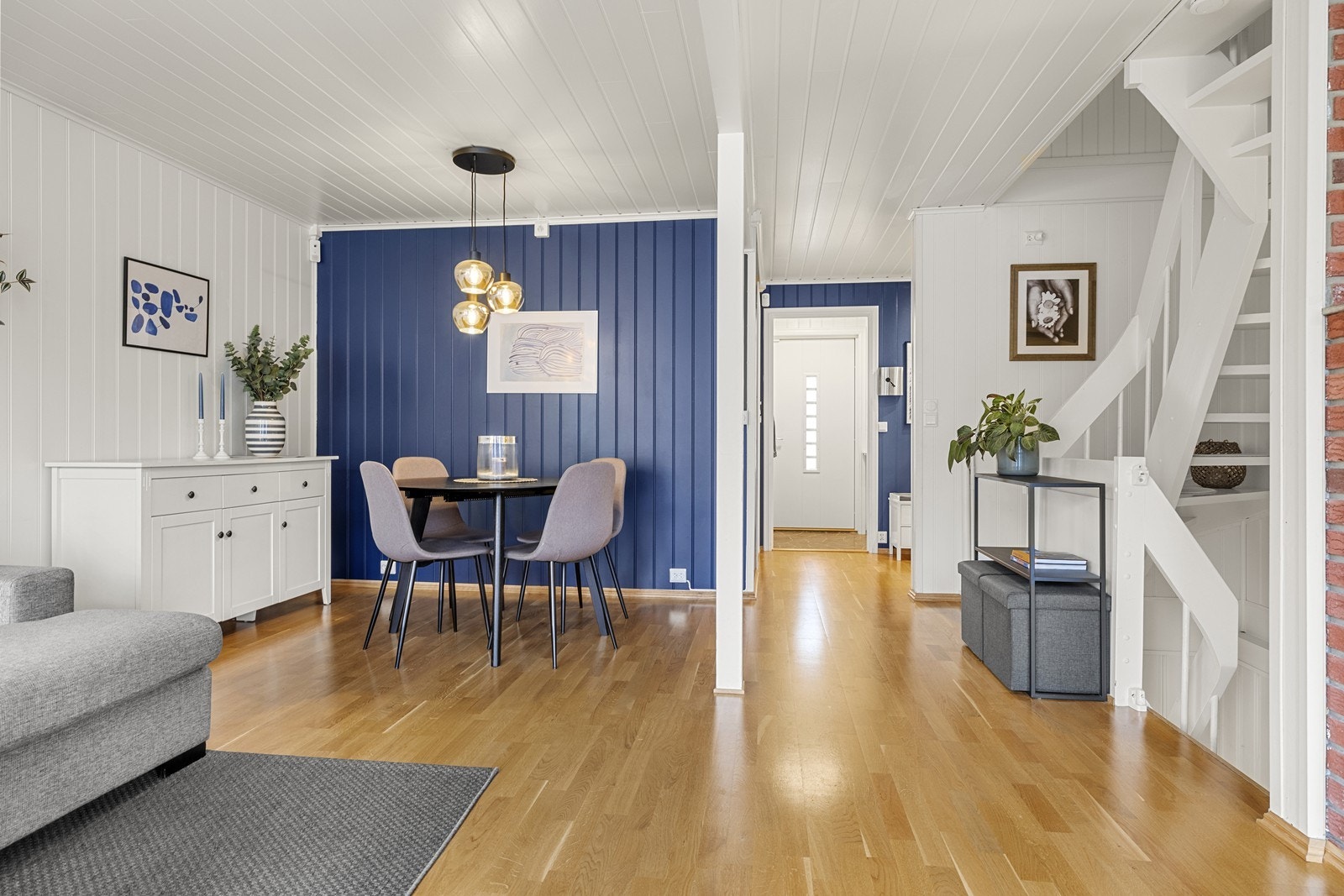 En hyggelig spiseplass med rom for både hverdagsmåltider og gjester. Galleribilde